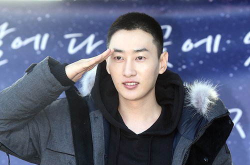 صورة إيونهيوك ذرف الدموع وهو يودع معجبيه قبل دخوله رسميا للجيش