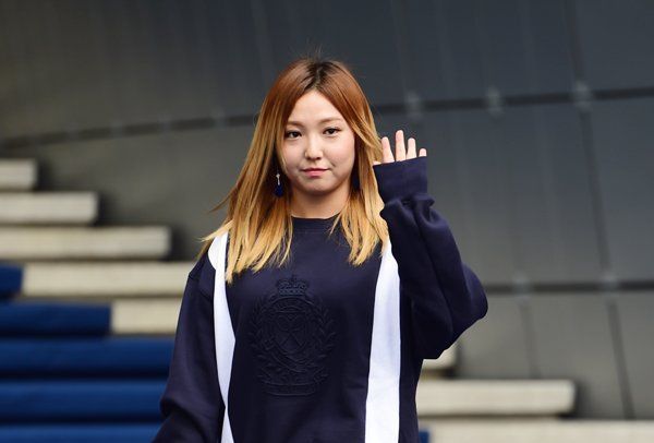 صورة مستخدمي الإنترنت انتقدوا مظهر “مين” خلال أسبوع الموضة في سيول