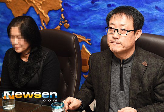 صورة والدي كيم هيون جونغ أقاما مؤتمرا صحفيا للتحدث عن نتائج اختبار الأبوة