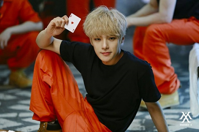 صورة مينهيوك عضو فرقة مونستا إكس أُصيب بتمزق أربطة في ركبتيه