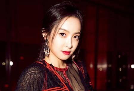 صورة فيكتوريا أسرت قلوب مستخدمي الإنترنت بجمالها الكلاسيكي في أحدث جلسة تصوير لها