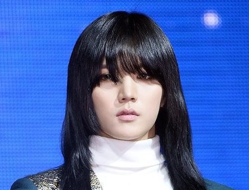 صورة تعليقات مستخدمي الإنترنت على تشبه رين عضو فرقة نيويست بالنساء