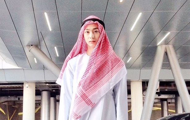 صورة هيونغوون عضو فرقة مونستا إكس يرتدي الزي الإماراتي