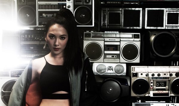 صورة جيونغ عضوة فرقة كارا السابقة بدأت انطلاقتها اليابانية المنفردة بأغنيتي “راديو” و “أنا فقط لا أميل إليك”