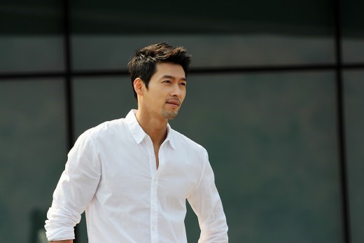 صورة رأي مستخدمي الإنترنت في شكل “هيون بين” بالشارب في أحدث صور له