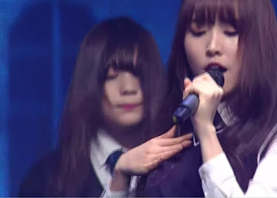 صورة المعجبين لاحظوا بأن أومجي أصبحت تغطي وجهها بشعرها أكثر فأكثر على المسرح