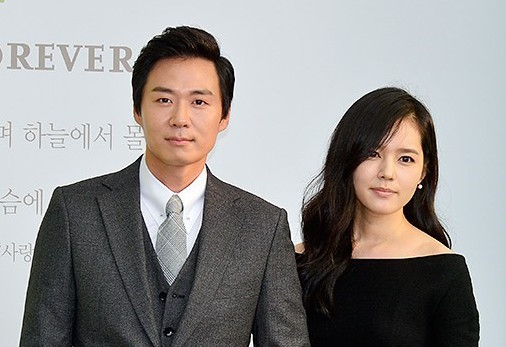 صورة هان غايين و يون جونغ هون يرحبان بطفلتهما الرضيعة بعد 10 سنوات من الزواج