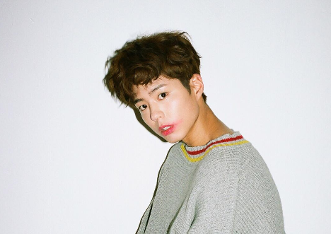 صورة مستخدمي الإنترنت اتهموا بارك بوقوم بتبني مفهوم “الشوتارو” في أحدث جلسة تصوير له