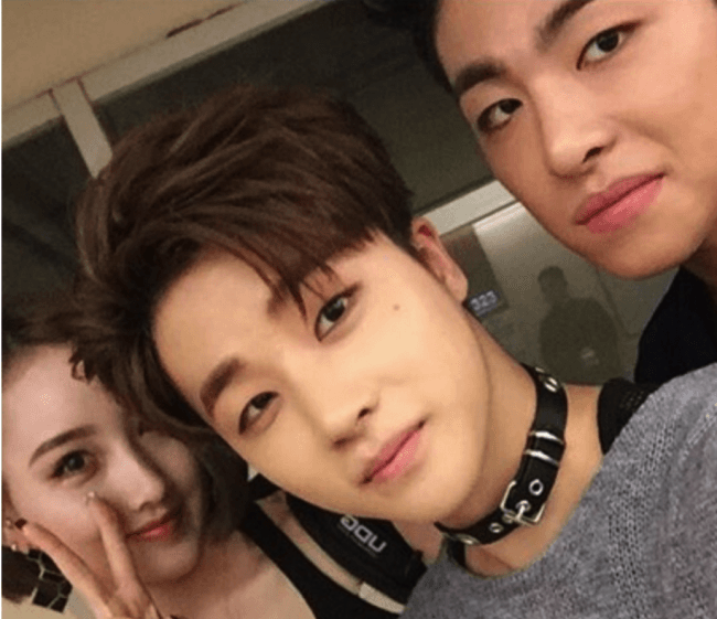 صورة مستخدمي الإنترنت انتقدوا آيكون بسبب شربهم المزعوم مع فتيات قبل الحفل