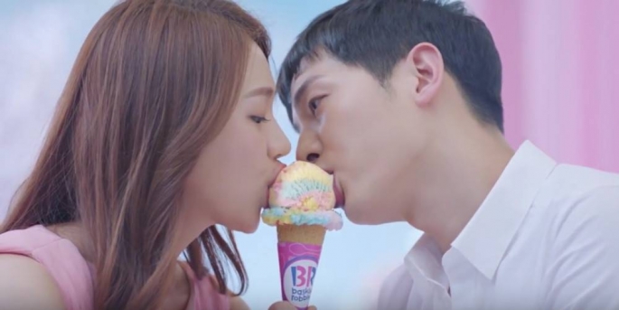 صورة [فيديو] سونغ جونغ كي أذاب القلوب في إعلانه الجديد لـ باسكن روبنز