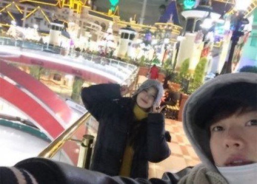 صورة الثنائي آهن جاي هيون و قو هاي سون يستمتعان بموعد في حديقة الملاهي