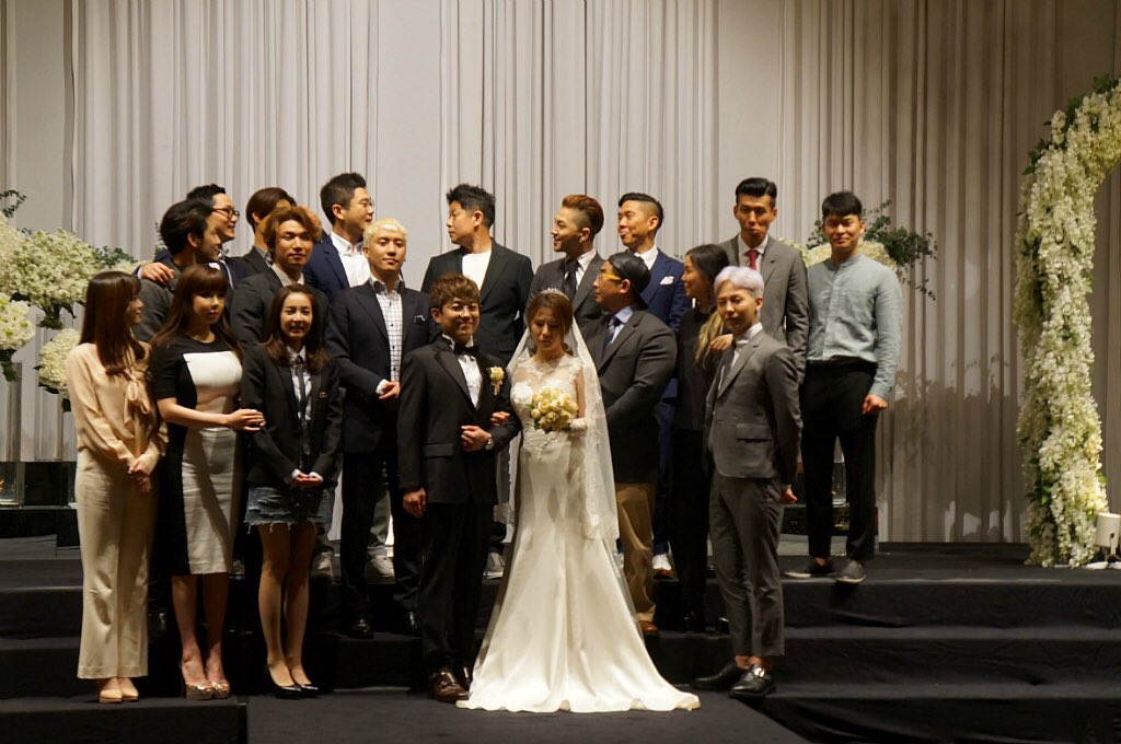 صورة عائلة الـ YG اجتمعوا للاحتفال بزواج سونغ بيكيونغ