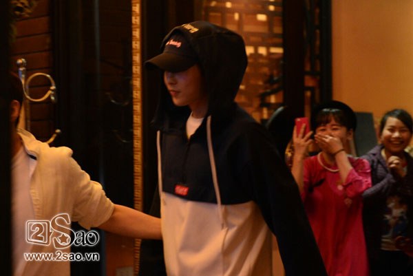 صورة شيومين واجه حشد كبير من المعجبات المتطفلات خلال عطلته الخاصة في فيتنام