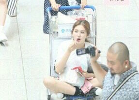 صورة رأي مستخدمي الإنترنت في جلوس سومي من IOI على عربة المطار