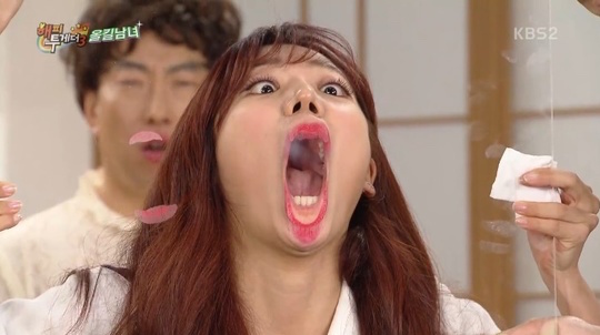 صورة نامجو من آي بينك تظهر مدى كبر فمها (حرفيا) في برنامج “سعداء معا”