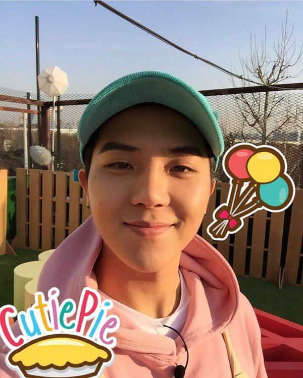 صورة [رأي مستخدمي الإنترنت] مينو رصد تهنئة المعجبين له بعيد ميلاده على إحدى الحافلات