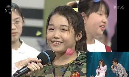 صورة المذيع يوهي يول كشف عن فيديو قديم لإيونجي حين كانت في الإبتدائية