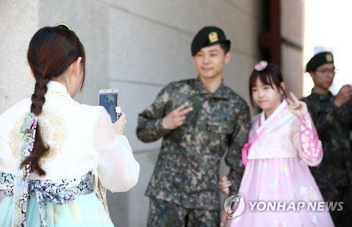 صورة الجنود أصبحوا أكثر شهرة عند السيّاح بعد نجاح مسلسل “أحفاد الشمس”