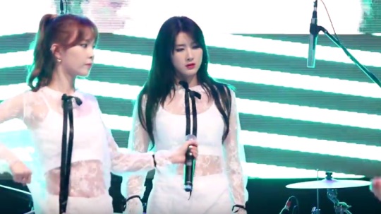 صورة هيونا من ناين ميوزس وبّخت معجب حاول تصوير أسفل تنورتها