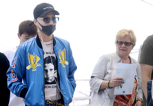 صورة رأي مستخدمي الإنترنت في موضة تيمين الغريبة في المطار