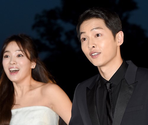 صورة رأي مستخدمي الإنترنت في فوز “أحفاد الشمس” بالديسانغ في حفل توزيع جوائز بيكسانغ ٢٠١٦