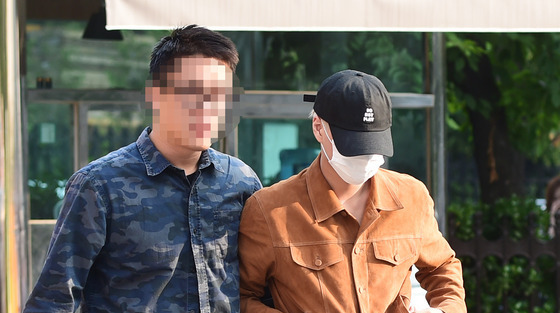 صورة رأي مستخدمي الإنترنت في صورة كاي مع مدير أعماله