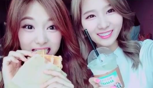 صورة سانا وجويو من توايس يخطفان القلوب في أحدث سيلفي لهما