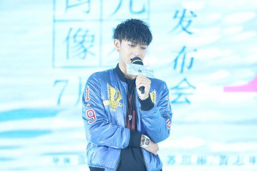 صورة [رأي مستخدمي الإنترنت] تاو بكى وهو يتحدث عن كارهيه