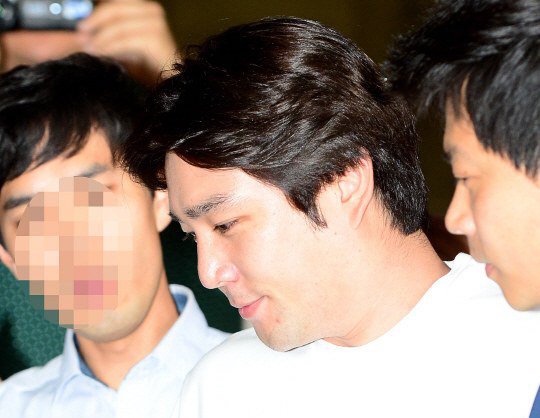 صورة رأي مستخدمي الإنترنت في وصول كانغ إن إلى مكتب المدعي العام وهو يبتسم