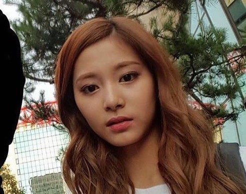 صورة رأي مستخدمي الإنترنت في بشرة تزويو الداكنة من أحدث سيلفي لها