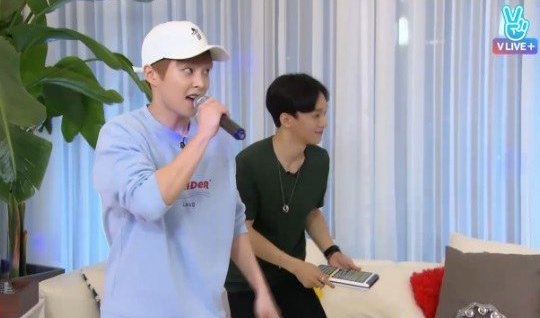 صورة شيومين غنّى الأغنية التي ساعدته في دخول وكالة SM الترفيهية