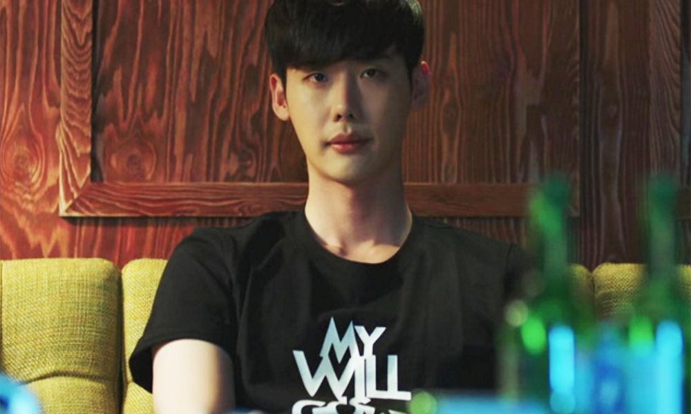 صورة لي جونغ سوك جذب الاهتمام لإرتدائه قميص حملة ضد إساءة معاملة الأطفال في دراما W