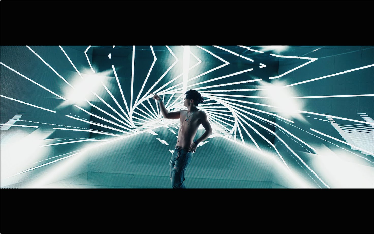 صورة [رأي مستخدمي الإنترنت] بوبي أصدر فيديو كليب أغنيته المنفردة HOLUP