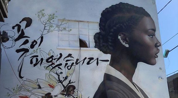 صورة [الآراء] فنّان جرافيتي جذب الاهتمام لرسمه نساء سود بزيّ الهانبوك