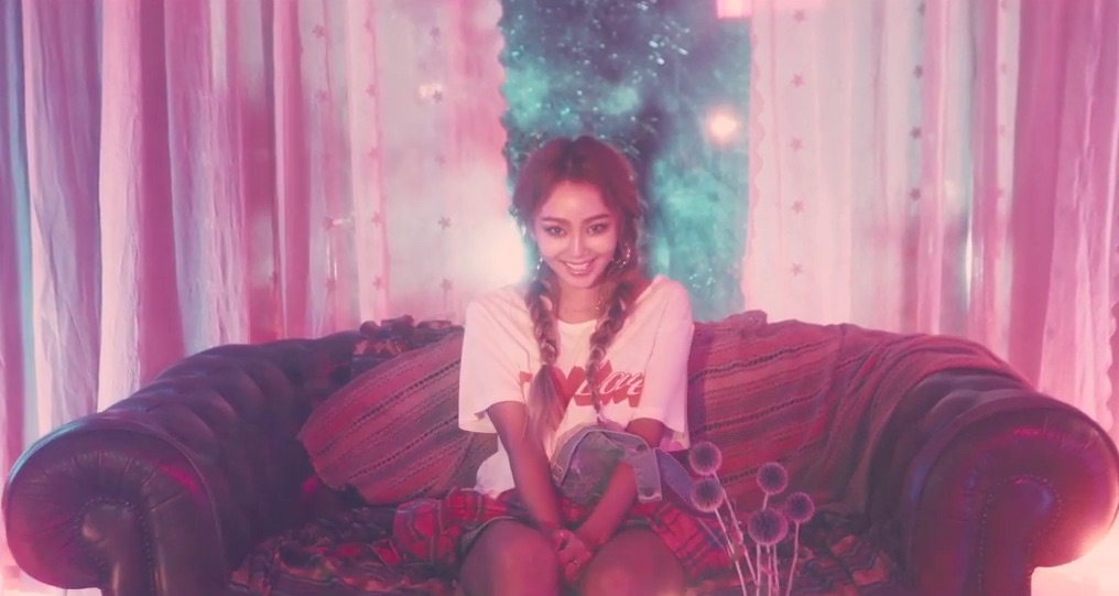 صورة هيورين أصدرت فيديو كليب أغنيتها المسبقة الإصدار One Step بالتعاون مع جاي بارك