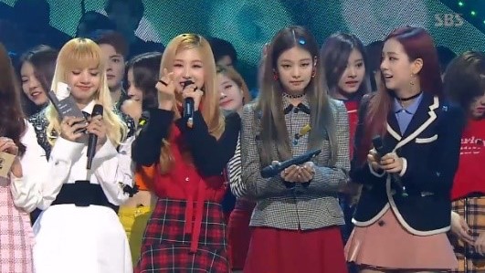 صورة رأي مستخدمي الإنترنت في فوز بلاك بينك الثالث على الإنكيغايو