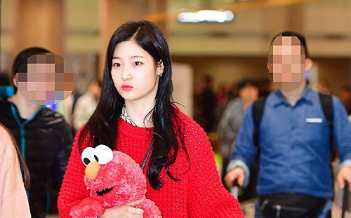 صورة رأي مستخدمي الإنترنت في ساقي جونغ تشايون من أحدث صورة لها في المطار