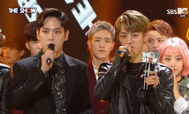 صورة B.A.P فازوا بالمركز الأول + آداءات الفرق من حلقة ٢٢ نوفمبر من برنامج “ذا شو”