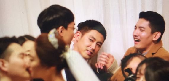 صورة [الآراء] تعابير وجه يونهو في زواج شقيقته تُثبت مقدار حبه الأخوي لها