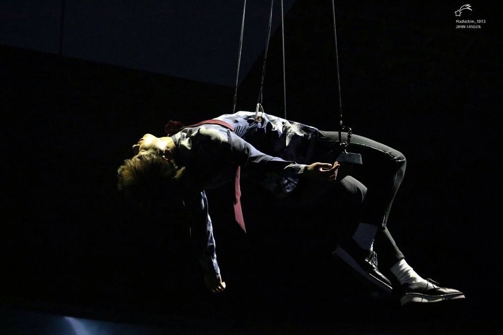 صورة [★محزن] جونغكوك من BTS أصاب ساقه وتوقعات أن حركته البهلوانية في حفل الـ ماما ٢٠١٦ هي السبب