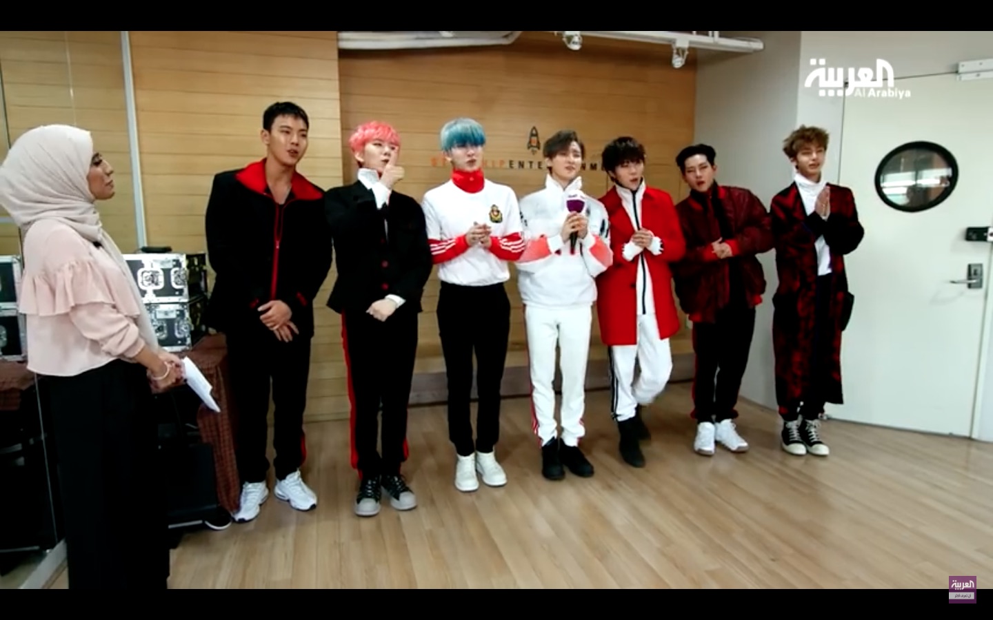 صورة [فيديو] مقابلة أشواق العتولي مع فرقة مونستا إكس على قناة العربية