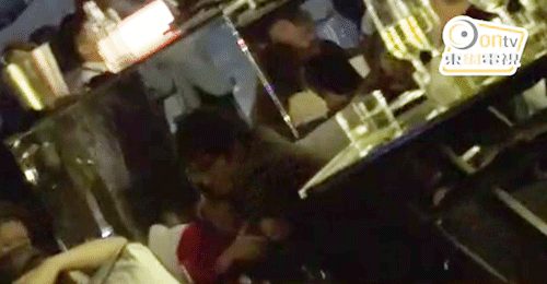 صورة [الآراء] لي بيونغ هون تعرّض للإنتقاد لتصرفه بحميمية مع امرأة أخرى أمام زوجته