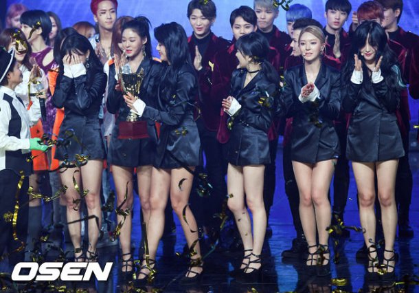 صورة رأي مستخدمي الإنترنت في حصول AOA على فوزهن الأول لهذه العودة