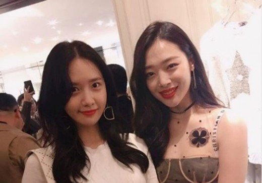 صورة [الآراء] سولي و يونا التقطتا صورة معا في أمسية خاصة بماركة ديور