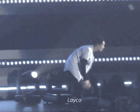 صورة [الآراء] معجبة صينية قامت برمي قارورة مياه زجاجية تجاه لاي على المسرح