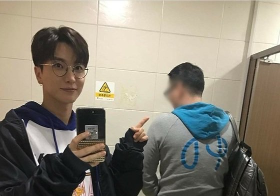 صورة [الآراء] ليتوك تعرّض للإنتقاد لرفعه صورة لمدربه وهو يستخدم الحمام