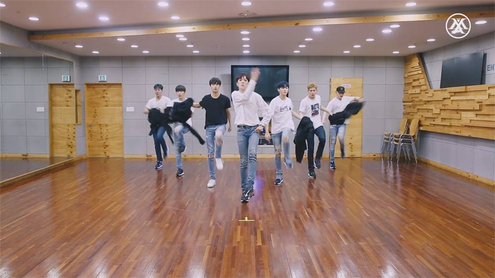 صورة مونستا إكس أصدروا فيديوهات التدريب على رقصة أغنية “جميلة”