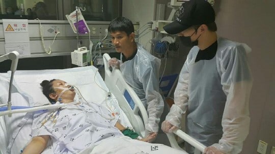 صورة جيجونغ قام بزيارة معجبة في غيبوبة وتبرع بمبلغ سخي لتغطية رسومها الطبية