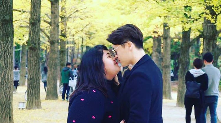 صورة فتاة إندونيسية تتزوج برجل أحلامها الكوري بعد ان أخبرها الكارهين بأن ذلك لن يحصل أبدا