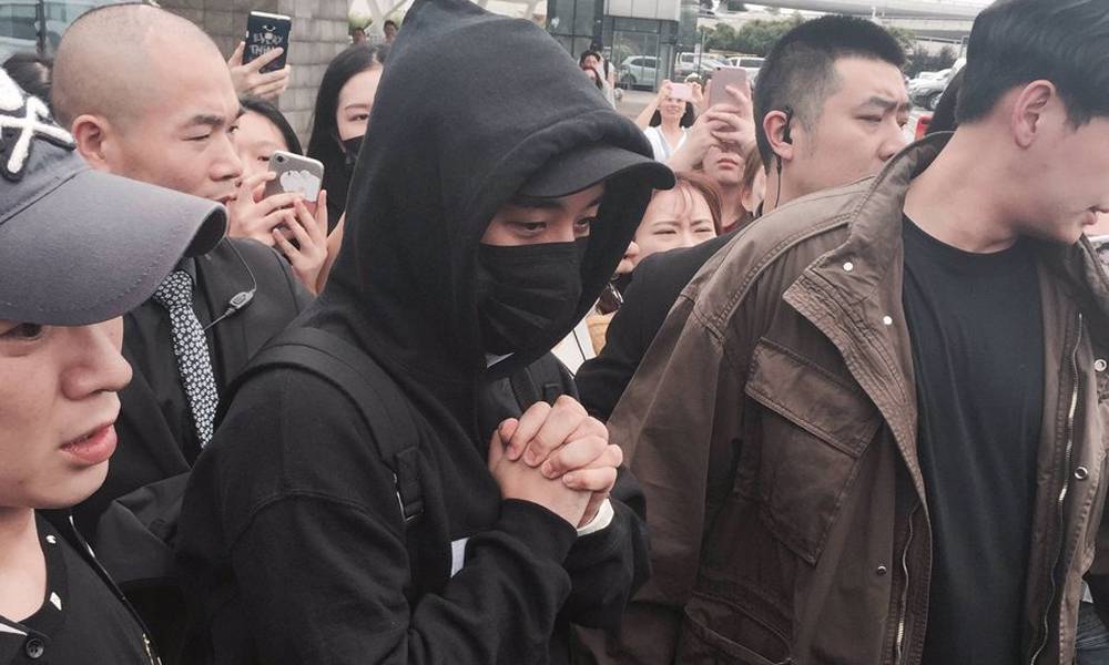 صورة معجبات صينيات ضايقن سينغري بتجمهرهن المزعج حوله في مطار تشانغشا الصيني